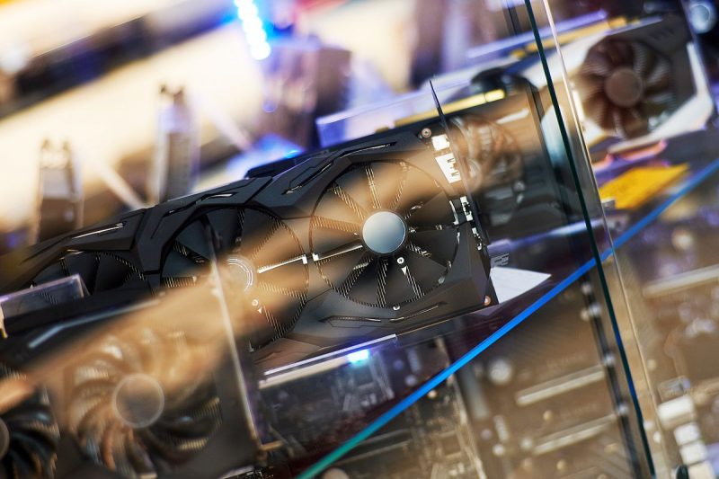 Россияне массово скупают видеокарты. Продажи бьют рекорды, цены взлетели. Ждать ли дефицита?
