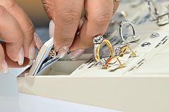 Россиянки стали покупать кольца сами себе