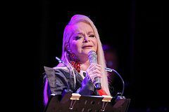 Российский певец предложил друзьям Долиной скинуться на квартиру артистке