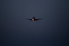 Самолет с сотнями пассажиров аварийно сел в другом городе из-за неприятного запаха