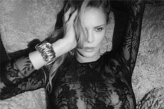 Шарлиз Терон снялась в прозрачном наряде без бюстгальтера