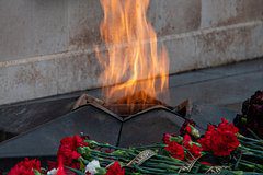 В Казахстане неизвестные пожарили курицу на Вечном огне