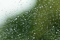 В одной стране «кровавый ливень» окрасил алым пляж