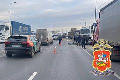 В Подмосковье грузовик выехал на встречку и протаранил две легковушки