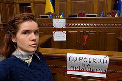 В Раде заблокировали трибуну и потребовали отставки главкома ВСУ