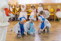 В России чиновники вручили детям новогодние подарки с «чертиком» и разозлили их родителей