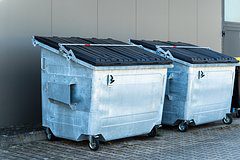 В России предложили ввести штрафы за оставленные на дороге контейнеры