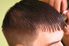 В России вернулась мода на прическу со «штрихкодом»