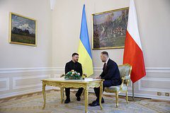 Зеленскому вручили в подарок двухтомник «Документы Волынской резни»