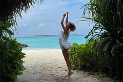 Жена Гарика Харламова снялась в оголяющем тело наряде