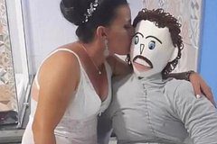 Жена тряпичной куклы узнала пол четвертого ребенка с помощью унитаза