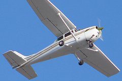 Женщина-пилот и военный США угодили в озеро на самолете и не выжили