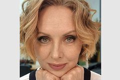 Звезда сериала «Кухня» показала морщины на фото в честь 53-летия